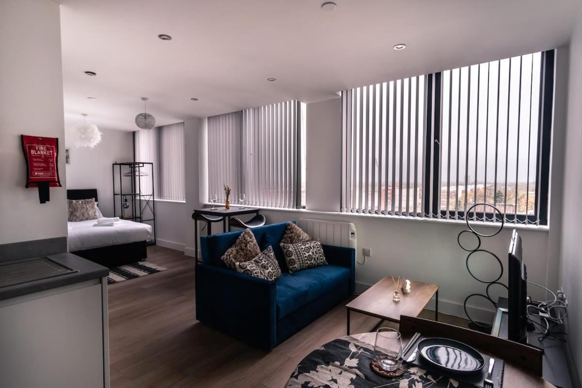 Zeni, Alexandra Rise Fab Apartamento