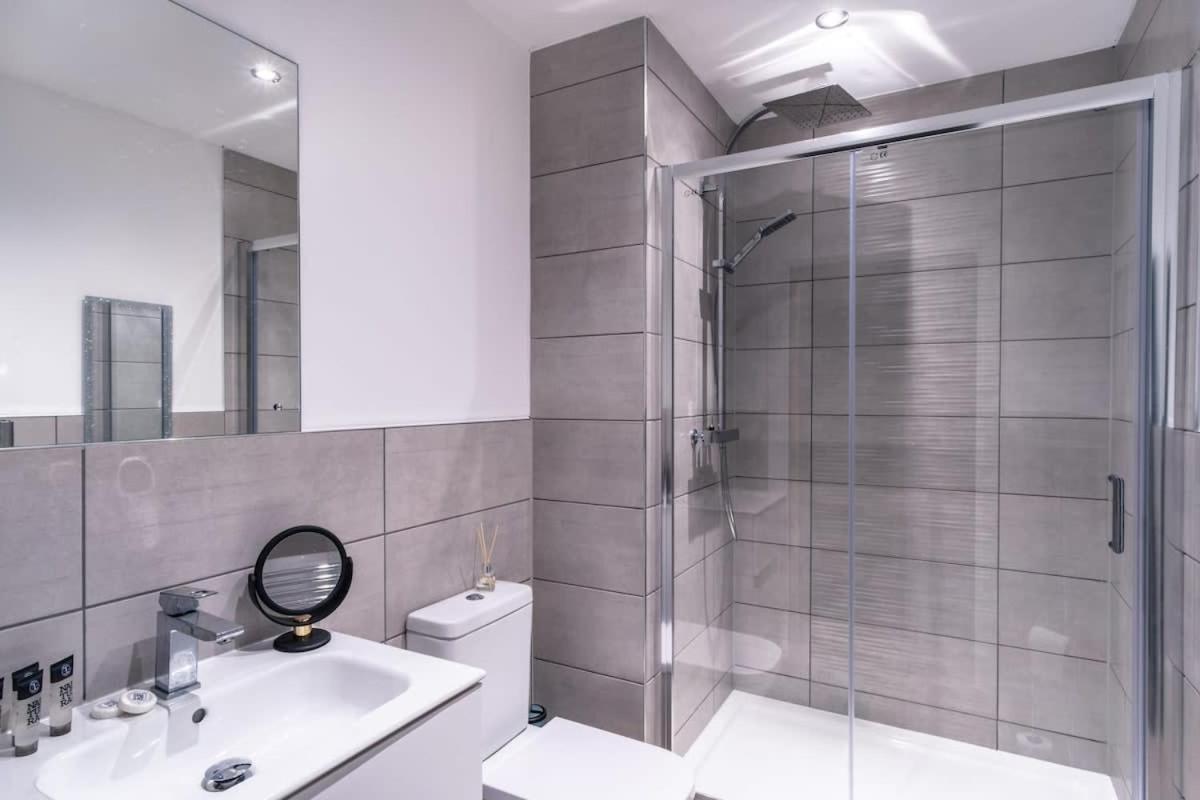Zeni, Alexandra Rise Fab Apartamento